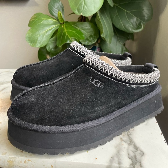 UGG Tazz II Black Suede Platform Slippers Like NEW - Picture 1 of 10